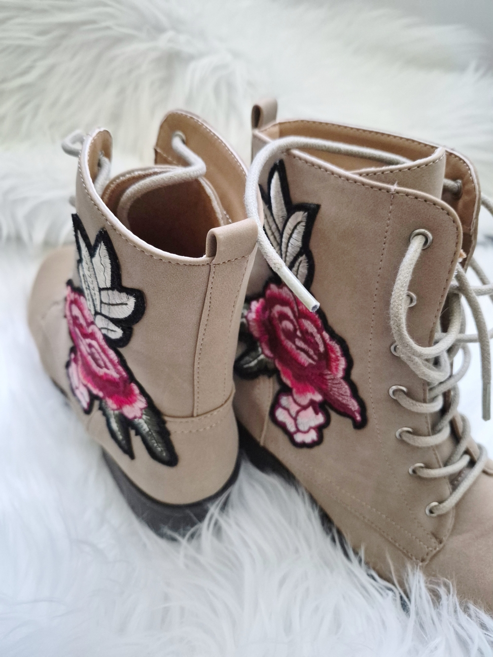 Beige Floral Embroidered Lace-Up Ankle Boots - Red Rose Accent Sz 6 - Picture 4 of 6